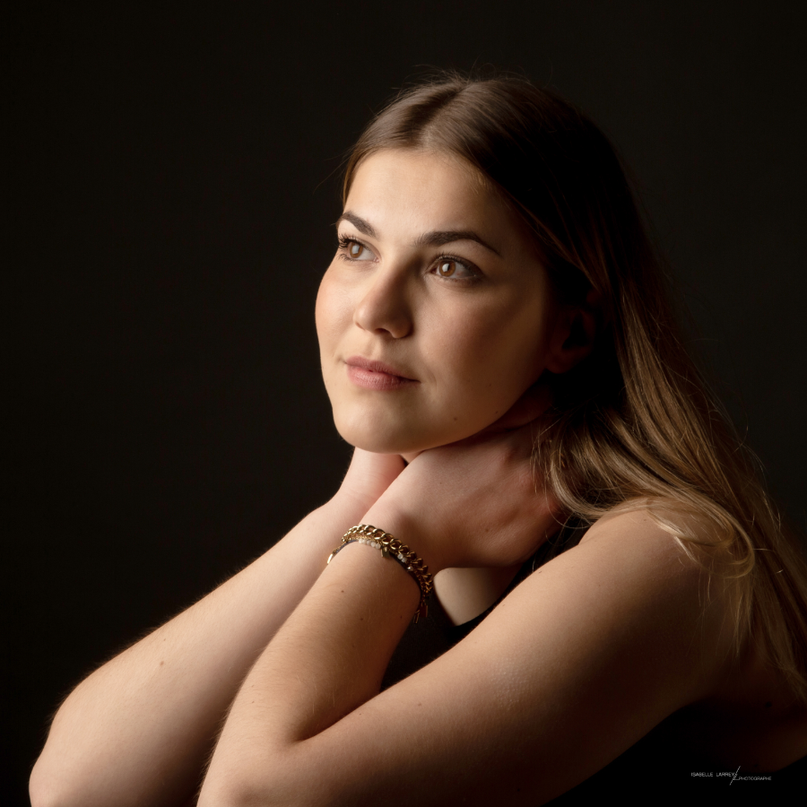 Isabelle Larrey Photographe Photographe Dinan LM GAMA 2 MIXTE Photo Plexi 25x25 Fond Bois En Bas A Droite VITRINE Larrey Dinan