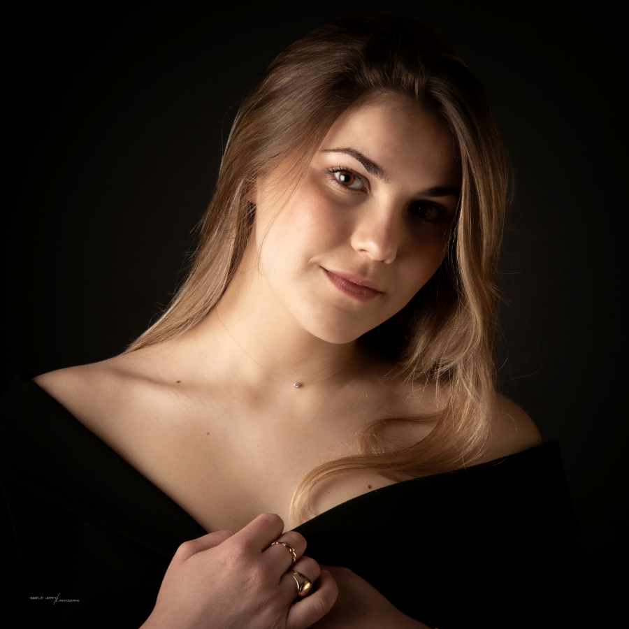 Isabelle Larrey Photographe Photographe Dinan LM GAMA 2 MIXTE Photo Plexi 25x25 Fond Bois En Bas A Gauche VITRINE Larrey Dinan