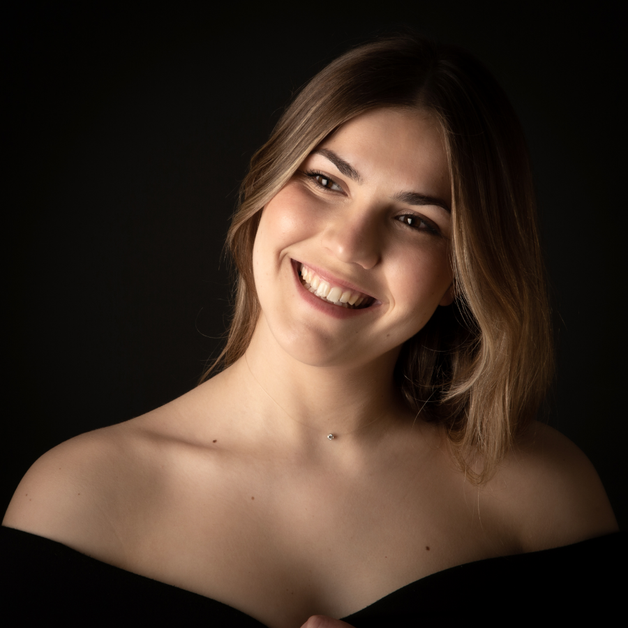 Isabelle Larrey Photographe Photographe Dinan LM GAMA 2 MIXTE Photo Plexi 25x25 Fond Bois En Haut A Droite VITRINE Larrey Dinan