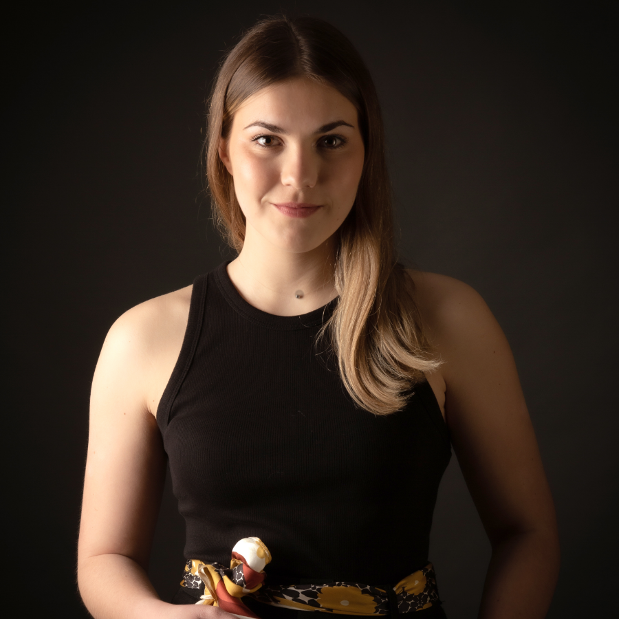 Isabelle Larrey Photographe Photographe Dinan LM GAMA 2 MIXTE Photo Plexi 25x25 Fond Bois En Haut A Gauche VITRINE Larrey Dinan